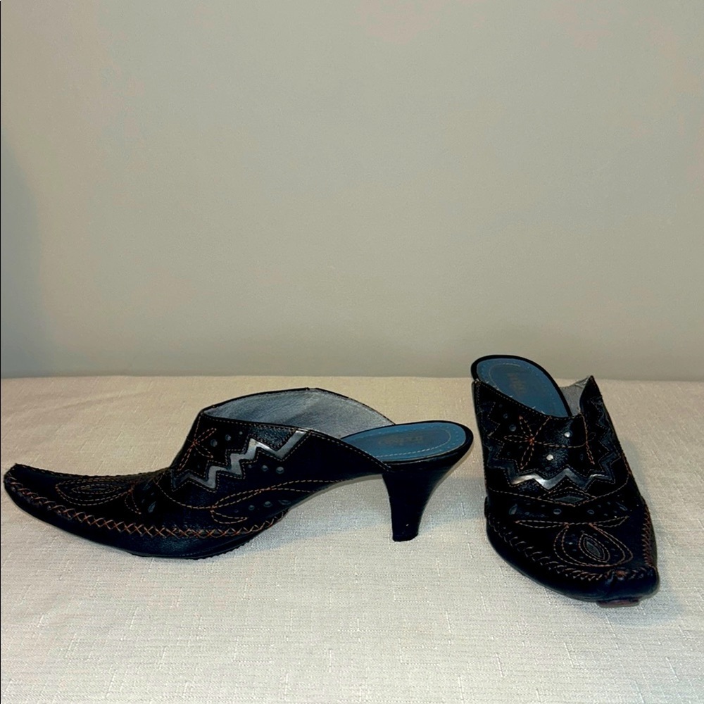 Clarks Brown and Blue Mules with Unique Design - Picture 3 of 7